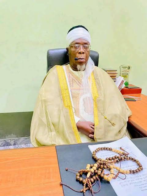 Stay Away From My Domain’s Jumat Prayers, Chief Imam Of Ijebuland Warns Men With Plaited Hair, Earrings